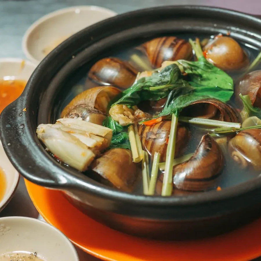 Bàn ăn tại Tân Hương Sơn 2